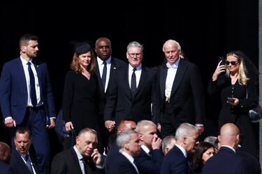 El primer ministro británico, Keir Starmer, y su esposa, Victoria Starmer, llegan antes de la misa funeral del Papa Francisco en la Plaza de San Pedro del Vaticano.