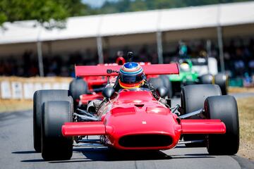 Adrian Newey, socio técnico director de Aston Martin F1, al volante del Lotus-Cosworth 49B durante el Festival de la Velocidad de Goodwood. El Lotus-Cosworth 49B es un coche de Fórmula 1 que fue introducido en el año 1968. Fue una evolución del Lotus 49 original, que debutó en 1967. 