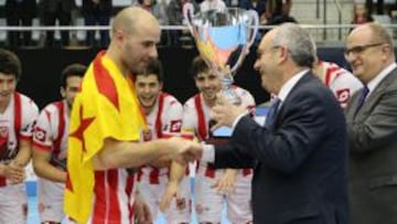 Titi Roca recibe la Copa, con Carmelo Paniagua en segundo plano.