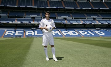 “El conejo” era un mediapunta con clase y velocidad. Uno de los pocos futbolistas que pueden decir que han vestido la camiseta del FC Barcelona y del Real Madrid. En la capital española tuvo momentos de chispa aunque no consiguió destacar como se esperaba.