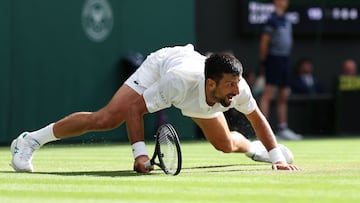 Novak Djokovic, durante su partido contra Alex De Minaur en Wimbledon.