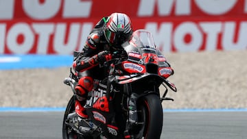 Marco Bezzecchi con la Aprilia de MotoGP.