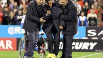 El exjugador argentino del Zaragoza Fernándo Cáceres hace el saque de honor del partido en su homenaje que se ha disputado esta noche en el estadio de La Romareda de Zaragoza con objeto de recaudar fondos para su tratamiento médico, después de que quedara postrado en una silla de ruedas tras recibir un disparo en la cabeza.