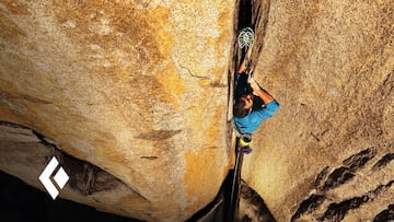 El escalador y fotógrafo Chris Burkard realizando uno de los complejos tramos del Hardman Circuit en Yosemite.