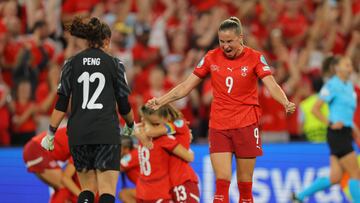 Soccer Football - UEFA Women's Euro 2025 - Group A - Finland v Switzerland - Stade de Geneve, Geneva, Switzerland - July 10, 2025 Switzerland's Livia Peng and Switzerland's Ana-Maria Crnogorcevic celebrate after the match REUTERS/Denis Balibouse