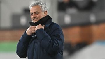 José Mourinho sonríe durante un partido de Premier League como entrenador del Tottenham.