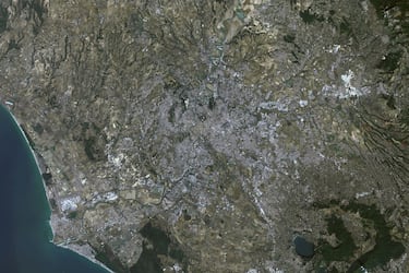 Capital de la región del Lacio y de Italia. Con una población de 2 857 321 habitantes, es el municipio más poblado de Italia y la tercera ciudad más poblada de la Unión Europea.
