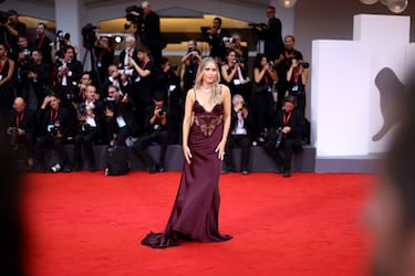   Claire Holt asiste a la alfombra roja de "La Grazia" durante el 82.º Festival Internacional de Cine de Venecia el 27 de agosto de 2025 en Venecia.
