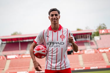 El central brasileño aterriza en Montilivi para aportar juventud y proyección. El zaguero de 19 años, con experiencia en Palmeiras y Manchester City, llega cedido procedente del Manchester City para consolidar una defensa ágil, dominante y preparada para crecer.