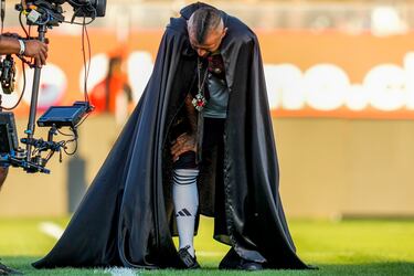 Al estilo 'Rey Arturo'. Así fue presentado Vidal en su presentación como nuevo jugador del Colo-Colo en un Estadio Monumental lleno. Llegó en helicóptero al estadio situado en Santiago de Chile para después para después cabalgar con un atuendo de rey.