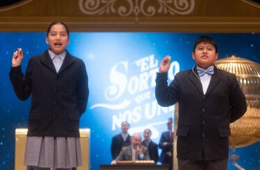 Piero Rai Chávez Huaroto y Alisce Ríos Gonzales cantan el primer premio, el 'Gordo', el número 72.480 durante la celebración del Sorteo Extraordinario de la Lotería de Navidad 2024.