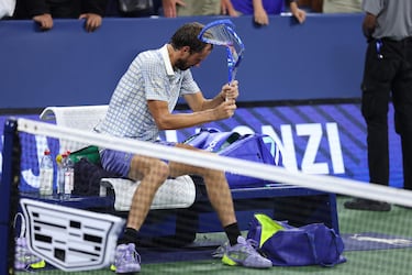 El ruso Daniil Medvedev rompe su raqueta tras perder su partido de primera ronda individual masculino contra el francés Benjamin Bonzi en el primer día del Abierto de Estados Unidos.
