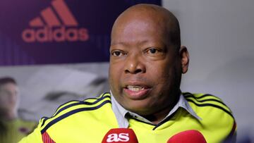 BOG10. BOGOTÁ (COLOMBIA), 07/11/2017.- El exfutbolista Faustino Asprilla habla con los medios de comunicación durante el lanzamiento de la nueva camiseta de la selección Colombia de fútbol hoy, lunes 07 de noviembre de 2017, en Bogotá (Colombia). Los exfutbolistas Freddy Rincón y Faustino Asprilla lucieron hoy la nueva camiseta de la selección colombiana, inspirada en la que lució el equipo cafetero en el Mundial de Italia 1990 y que vestirán sus sucesores en Rusia 2018. EFE/Mauricio Dueñas Castañeda