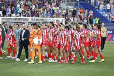 Las jugadoras del Atlético de Madrid tras terminar el encuentro contra el Barcelona.
