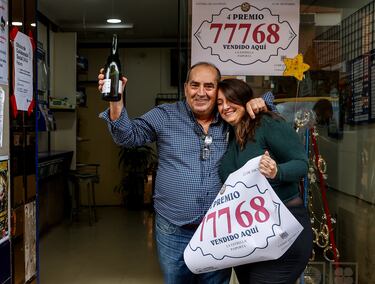 Empleados de la administración situada en la calle Jaume I, 1 celebran que han vendido parte del número 77.768 correspondiente al Cuarto Premio del Sorteo Extraordinario de la Lotería de Navidad 2024.