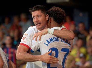 Lewandowski en los brazos de Lamine Yamal, aliviado tras conseguir su primer tanto en liga con los azulgranas.