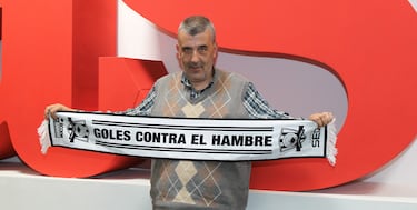 Manolete siempre estaba dispuesto a echar una mano. En esta imagen, en 2014, posa con una bufanda de la iniciativa 'Goles contra el hambre'.