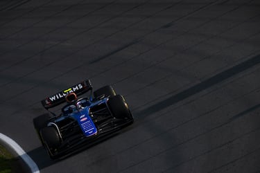 El Williams Racing de Logan Sargeant momentos antes del accidente.