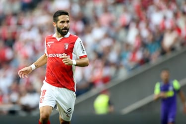 João no abandona el fútbol profesional y se encuentra en el Sporting de Braga desde 2023. El mediocentro portugués salió de la cantera del Sporting de Lisboa, donde más tarde debutó y se mantuvo en el primer equipo seis temporadas. El Oporto se fijó en él y le fichó por 11 millones de euros. Como ‘dragão’ estuvo tres años y levantó tres ligas portuguesas consecutivas, que sumadas a las dos conseguidas con su club de formación son cinco en total, y una Europa League. Después, triunfó en el Mónaco, ganando la Ligue 1 y alcanzando una temporada las semifinales de Champions, y experimentó lo que es jugar en la Premier en el Wolves. Con la camiseta lusa, conquistó la Eurocopa de 2016 y la Nations League de 2019.