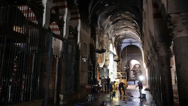 Interior de la Mezquita-Catedral de Córdoba afectado por el incendio ocurrido el pasado viernes, a 9 de agosto de 2025 en Córdoba (Andalucía, España). 
El Ministerio de Cultura ha reivindicado este sábado la activación de forma inmediata del Plan Nacional de Gestión del Riesgo y Emergencias en Patrimonio Cultural en el momento del incendio en la Mezquita-Catedral de Córdoba ocurrido el pasado viernes sobre las 21 horas. El monumento ha sufrido daños en unas bóvedas en la capilla "que han sido restauradas recientemente" con dimensión aproximada de 25 metros, según ha informado el deán de la catedral, Joaquín Alberto Nieva.
09 AGOSTO 2025
Madero Cubero / Europa Press
09/08/2025