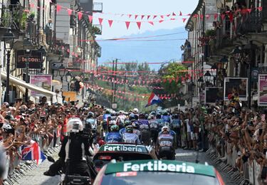 Los ciclistas recorren las calles de Turín durante la primera etapa de La Vuelta 2025.