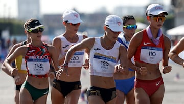 PARÍS, 01/08/2024.- Las españolas María Pérez (2d) y Laura García-Caro (2i) compiten junto a la china Zhenxia Ma (d) y la mexicana Alegna González (i) en la prueba de los 20km marcha femeninos de los Juegos Olímpicos de París 2024, este jueves, en la capital francesa. EFE/ Miguel Toña