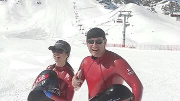 Los españoles Marta Visa y Ricardo Adarraga posan tras la prueba de la Copa del Mundo del kilómetro lanzado (Speed Ski) celebrada en la estación francesa de Vars.