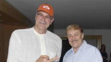 Phil Jackson, en la izquierda, junto a Jerry Buss (derecha) en una imagen de archivo de 2002.