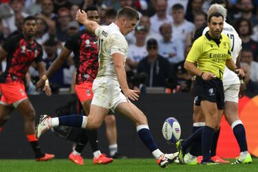Owen Farrell patea a Fiyi