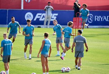 Conor Gallagher durante el entrenamiento de hoy del Atlético de Madrid en la Ciudad Deportiva de Majadahonda.