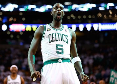 <b>- Años en la NBA:</b> 1995-2016 <br> <b>- Equipos:</b> Minnesota Timberwolves, Boston Celtics y Brooklyn Nets. <b>- Medias de su carrera:</b> 17,8 puntos, 10 rebotes, 3,7 asistencias. <br> <b>- Mejor temporada:</b> (2003-04) 24,2 puntos, 13,9 rebotes, 5 asistencias. <br> <b>- Méritos:</b> Una vez campeón, una vez MVP, quince veces all star, cuatro veces en el Mejor Quinteto. <br> <br> Garnett, Duncan y Nowitzki revolucionaron la posición de ala-pívot. En 2004 era un MVP que hacía de todo para los Timberwolves: anotaba, pasaba, botaba, defendía, reboteaba, corría la pista. Un espectáculo. En los Celtics de 2008 era el ancla de una defensa salvaje y la coraza de un equipo creado para recuperar la gloria verde. Lo consiguió. 