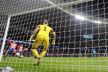 6-0. Saúl Ñíguez, en el segundo palo, aprovecha un rechace al borde del área pequeña para anotar a puerta vacía el sexto gol rojiblanco.