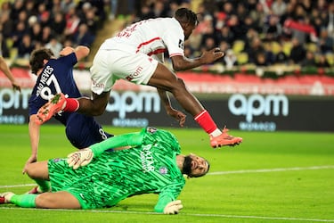 Wilfried Singo jugador del Mónaco golpeó con la bota el rostro de Donnarumma, el guardameta italiano fue atendido en el terreno de juego y no pudo continuar en el terreno de juego.