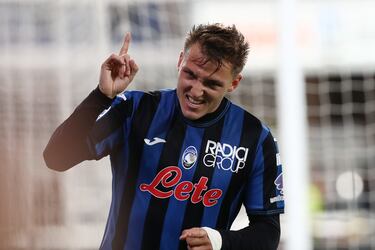 El delantero, nacido en San Fernando (Argentina) pero internacional con Italia, se convirtió en el jugador azzurro más caro de la historia al fichar por el Al-Qadisiyah F.C. de la Liga Saudí por 68,25 millones de euros. Formado en River Plate y Boca Juniors, Retegui llegó a Europa de la mano del Genoa, antes de recalar en el Atalanta, club donde brilló en Serie A, anotando 25 goles para proclamarse Capocannoniere. Su poderío físico y olfato goleador llamaron la atención de varios grandes, pero la oferta récord del fútbol saudí selló su marcha para liderar el ambicioso proyecto del club de la Pro League.
