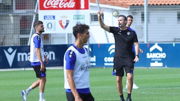 Vicente Moreno dirige un entrenamiento en Tajonar.
