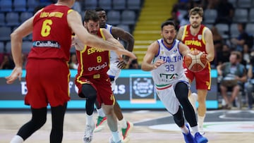 LIMASSOL (Cyprus), 02/09/2025.- Spain's Dario Brizuela (2-nd L) in action against Italy's Marco Spissu (2-nd R) during the FIBA EuroBasket 2025 group C basketball match between Italy and Spain in Limassol, Cyprus, 02 September 2025. (Baloncesto, Chipre, Italia, España) EFE/EPA/GEORGI LICOVSKI