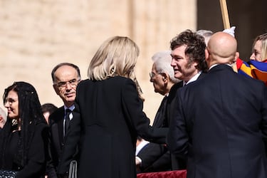 El presidente de Argentina, Javier Milei, habla con la primera dama de Francia, Brigitte Macron, el día de la misa funeral del Papa Francisco, en el Vaticano.
