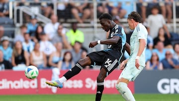 ST PAUL, MINNESOTA - AUGUST 10: Tani Oluwaseyi #14 of Minnesota United attempts a shot against Sam Vines #3 of Colorado Rapids in the second half at Allianz Field on August 10, 2025 in St Paul, Minnesota. Colorado defeated Minnesota 2-1. David Berding/Getty Images/AFP (Photo by David Berding / GETTY IMAGES NORTH AMERICA / Getty Images via AFP)