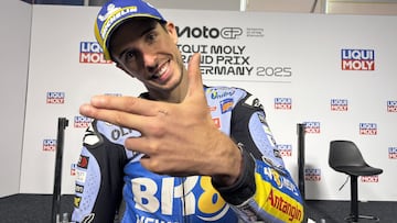 Álex Márquez aún tiene tres puntos en su mano izquierda.