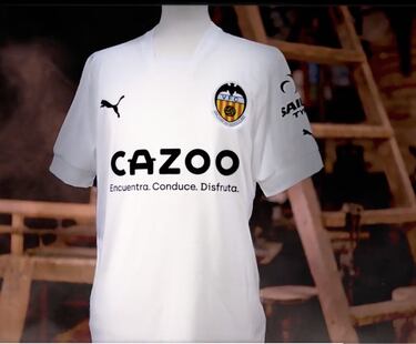 El Valencia presenta su nueva equipación con Carlos Soler como protagonista