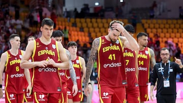 LIMASSOL (Cyprus), 28/08/2025.- Players of Spain look disappointed after losing the FIBA EuroBasket 2025 group C basketball match between Georgia and Spain, at the Spyros Kyprianou Arena in Limassol, Cyprus, 28 August 2025. (Baloncesto, Chipre, España) EFE/EPA/GEORGI LICOVSKI