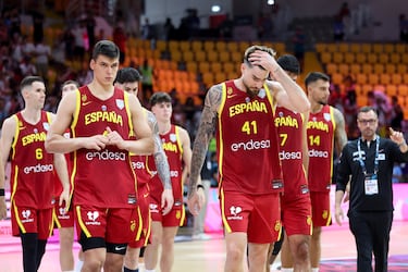 Los jugadores españoles encaran el túnel de vestuarios visiblemente disgustados tras su derrota en el debut ante Georgia.
