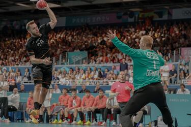 El gigantón Spaeth complica a los Hispanos el camino a cuartos