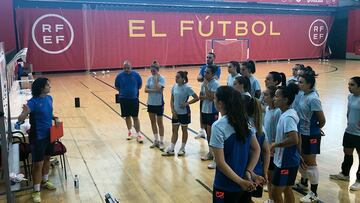 Claudia Pons da instrucciones durante un entrenamiento.