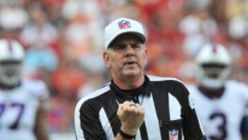 Árbitro de la NFL señalando una falta.