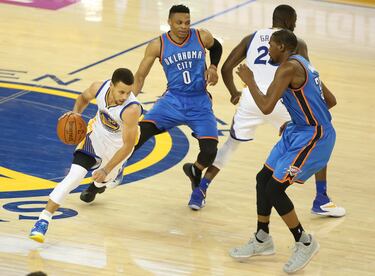 Los Warriors venían de firmar la mejor temporada regular de la historia (73-9), Stephen Curry había ganado el MVP y tanto Klay Thompson como Draymond Green entraron en los mejores quintetos del año. Sin embargo, este histórico curso estuvo a punto de acabar en las finales de conferencia. Liderados por Kevin Durant y Russell Westbrook, los Thunder se pusieron 1-3 arriba y tuvieron tres ocasiones de eliminar al vigente campeón. No sucedió. Los Warriors ganaron el quinto en casa como previa a una de las mayores explosiones individuales que se recuerdan en un partido de playoffs. Fue en el sexto, en Oklahoma, cuando Klay anotó 11 triples y resucitó a un equipo que parecía eliminado por momentos. Curry sentenció en el séptimo con 36 puntos y 8 asistencias. Esta victoria supuso el final de una era en Oklahoma. Ese verano Durant dejaba el equipo para marcharse, precisamente, a los Warriors.