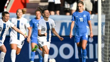 Katariina Kosola, cerca de Dagny Brynjarsdottir, celebra su gol a Islandia, el primero de la Eurocopa femenina de Suiza 2025. (Photo by Fabrice COFFRINI / AFP)