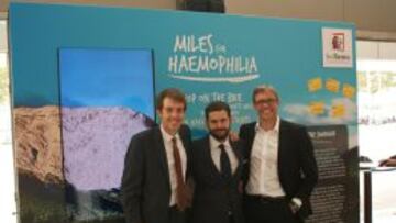 Alex Dowsett, ciclista profesional con hemofilia; Daniel -Aníbal García, Secretario general de FEDHEMO; y Owen Marks, Jefe de Hematología de Pfizer en Europa.