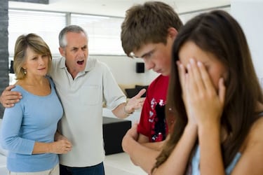 Pareja gasta $5,000 dólares al mes en mantener a su hija adulta: algo que afecta al 40% de padres americanos