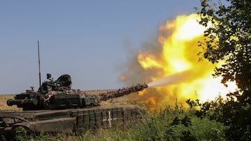 Ukrainian servicemen fire with a tank towards Russian troops near a front line, amid Russia's attack on Ukraine, in Kharkiv region, Ukraine July 6, 2023. REUTERS/Vyacheslav Madiyevskyy